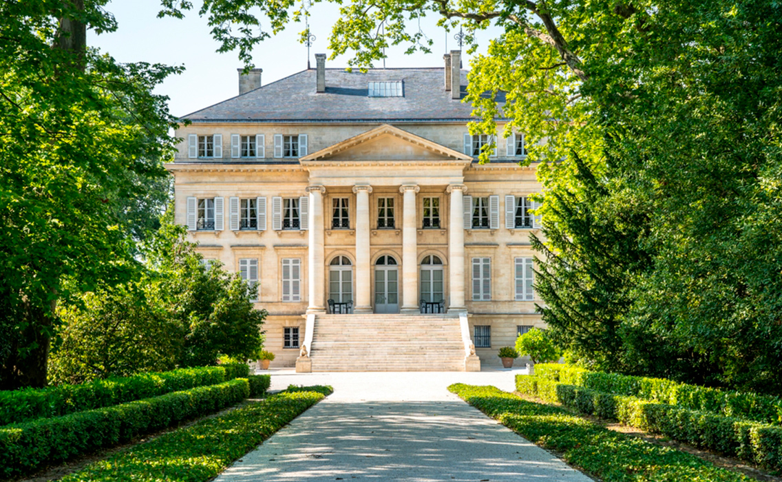 Château Margaux en Burdeos, chateau histórico rodeado de viñedos, icono del enoturismo de lujo y los viajes a medida exclusivos