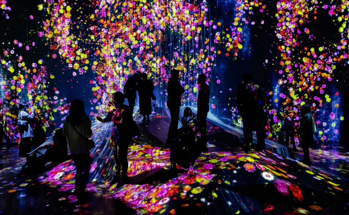 Sala inmersiva del museo digital teamLab en Kioto, una experiencia de arte digital en Japón durante un viaje de lujo a Japón en familia.