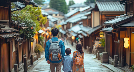 Familia paseando por una calle tradicional de Kioto en un viaje a Japón en familia, una experiencia cultural única en un viaje de lujo a medida por Japón.