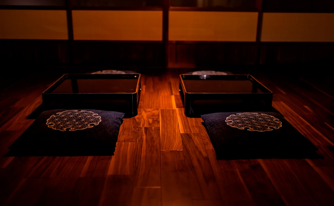 Interior de una machiya tradicional en Kioto, alojamiento auténtico durante un viaje de lujo a Japón en familia.