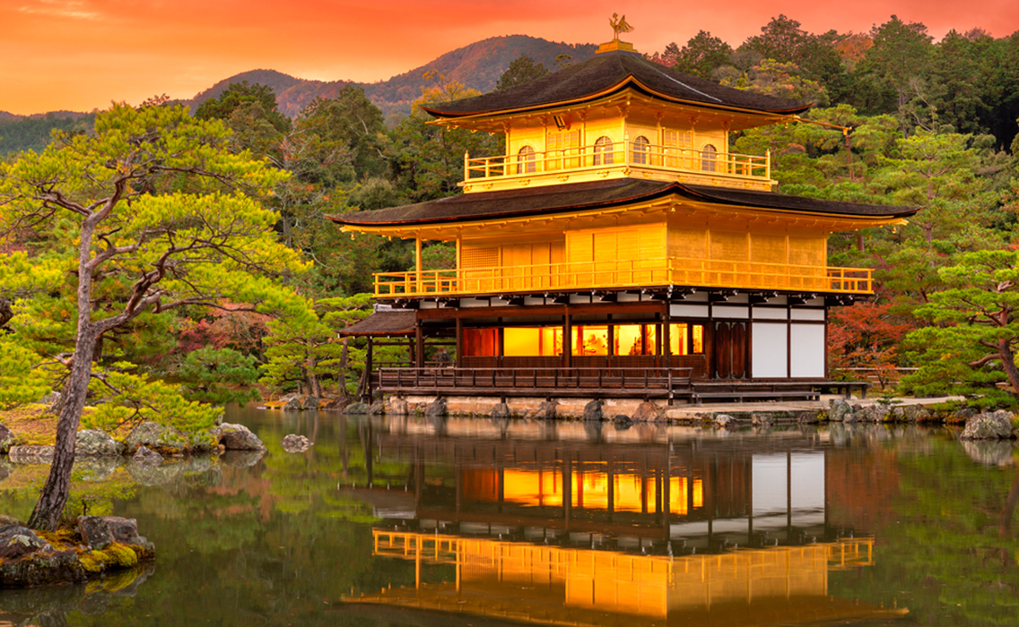 El Templo Kinkaku-ji en Kioto al atardecer, uno de los templos más emblemáticos de Japón durante un viaje de lujo a Japón en familia.