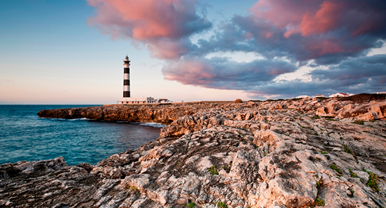 Vista del Faro de Favàritx en Menorca, uno de los paisajes más singulares del Mediterráneo, ideal para un viaje de lujo y a medida.