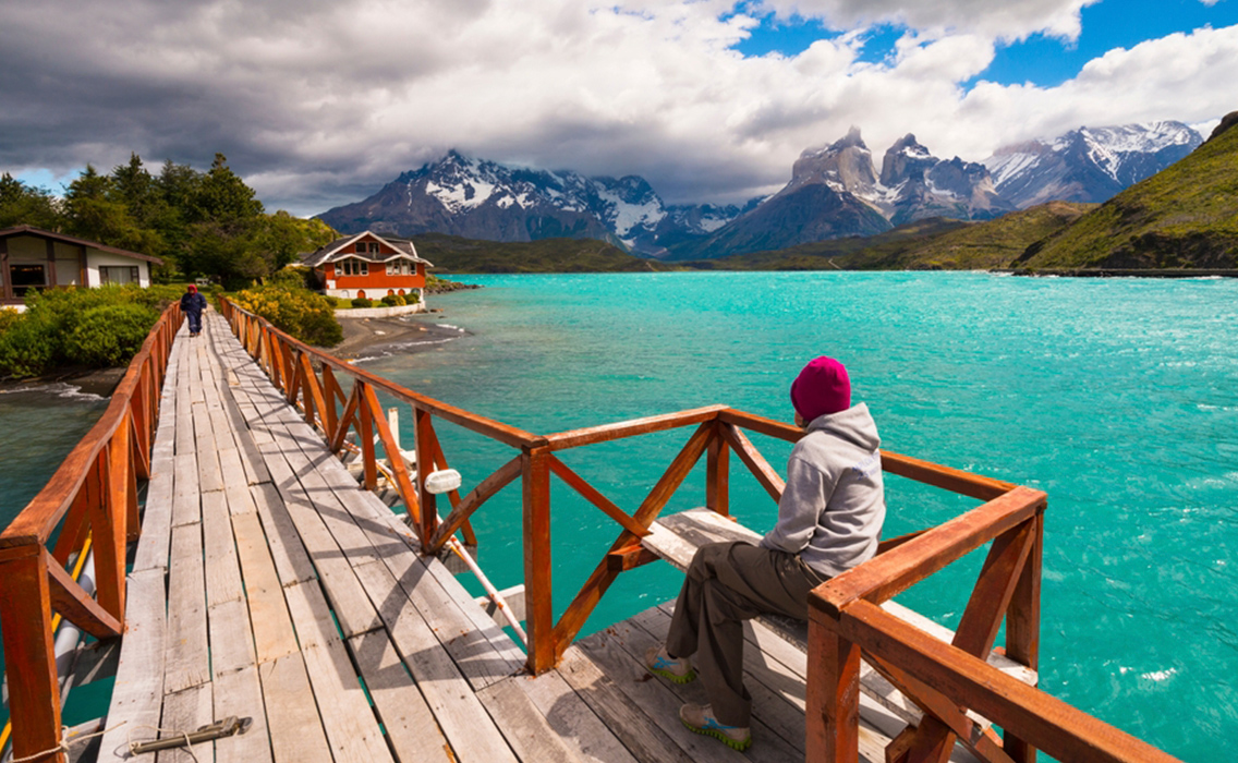 Viajero contemplando un lago desde un mirador en Torres del Paine, durante un viaje por la Patagonia chilena.