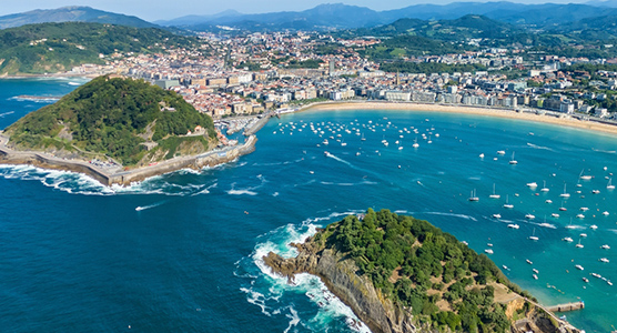 Vista de la Bahía de La Concha en San Sebastián al atardecer, icono del turismo gastronómico y de lujo en el País Vasco.