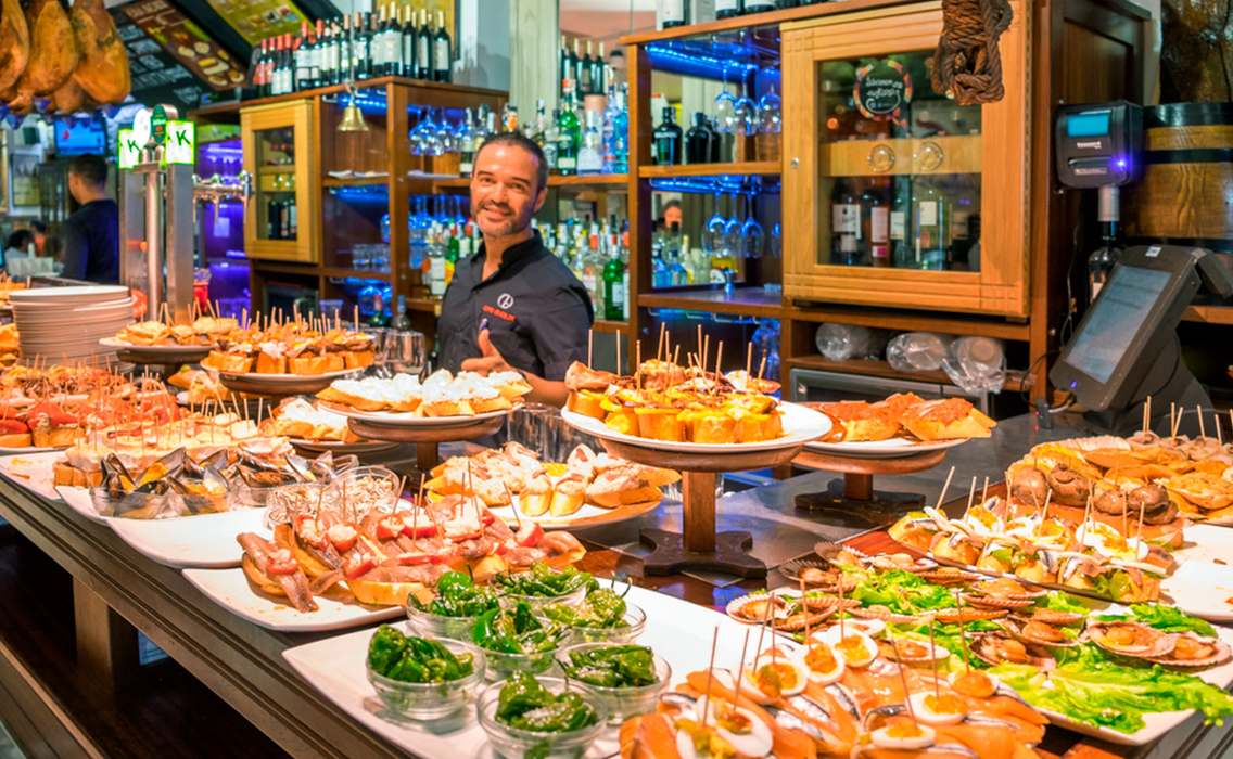Barra de pintxos tradicionales en San Sebastián, referente de la gastronomía vasca y la alta cocina en miniatura.