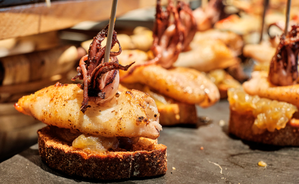 Pintxo gourmet de pulpo en San Sebastián, reflejo del producto fresco y la gastronomía del Cantábrico.