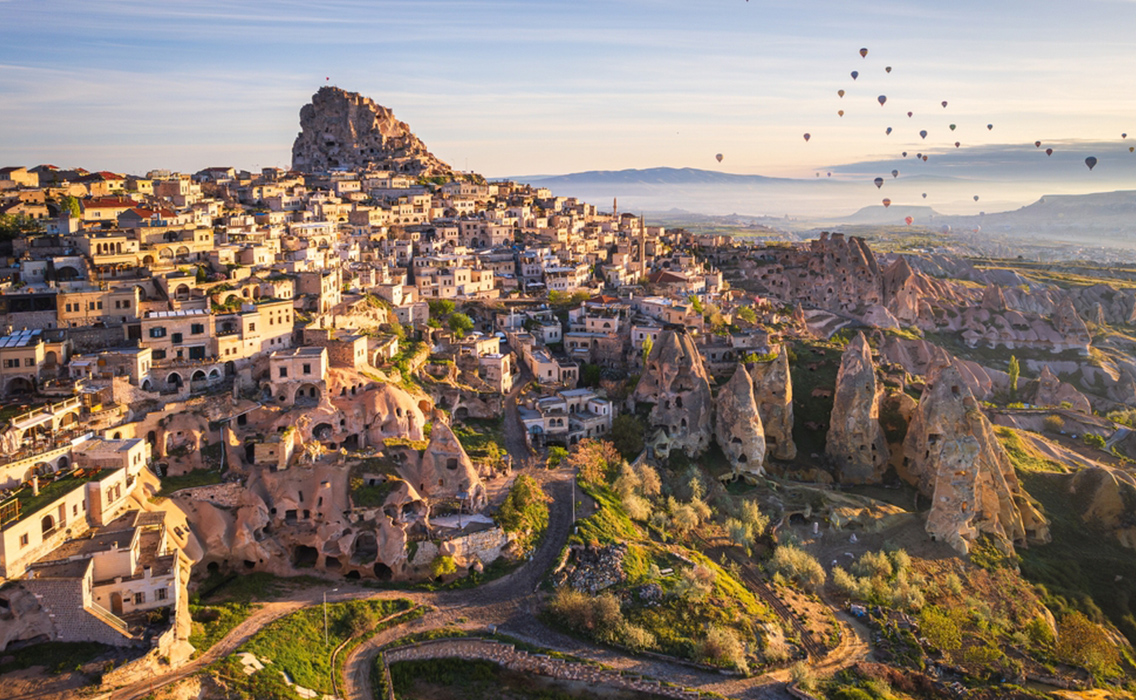 Casas trogloditas convertidas en exclusivos hoteles cueva en Uçhisar, uno de los enclaves más singulares de Capadocia, Turquía.