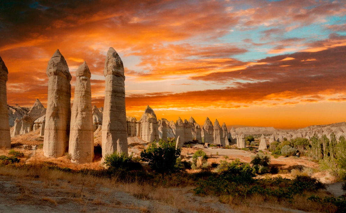 Chimeneas de hadas iluminadas por la luz del atardecer en un valle de Capadocia, durante un exclusivo viaje a medida por Turquía.