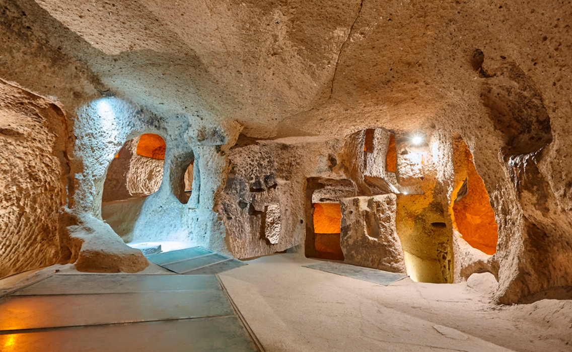 Interior de una vivienda excavada en roca volcánica en Capadocia, hoy transformada en uno de los característicos hoteles cueva de Turquía.