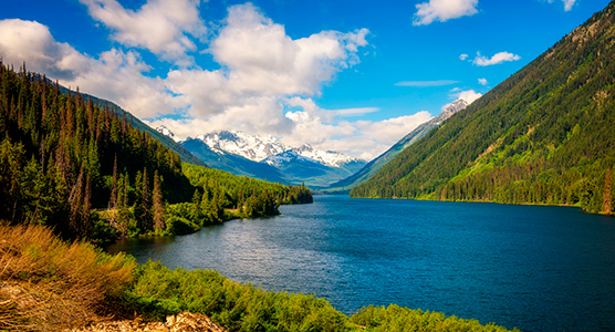 Lago Duffey de origen glaciar rodeado de montañas y bosques en la Columbia Británica, un paisaje imprescindible en un viaje por Canadá.