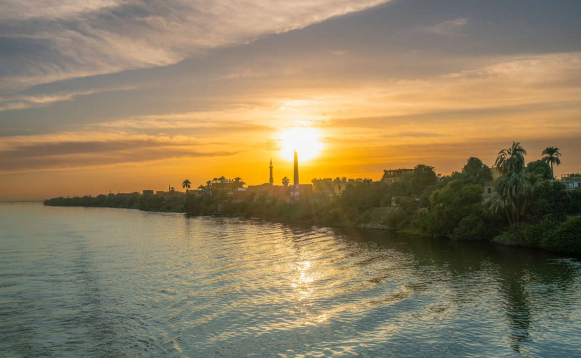 El río Nilo al atardecer, un paisaje emblemático que acompaña algunos de los viajes culturales más fascinantes por Egipto.