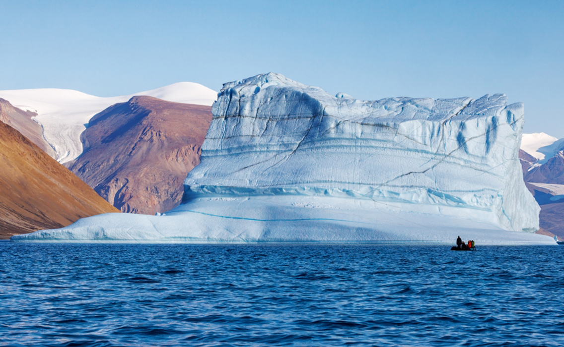 Glaciares de Groenlandia contemplados desde el mar, un paisaje ártico de belleza sobrecogedora en un viaje de lujo.