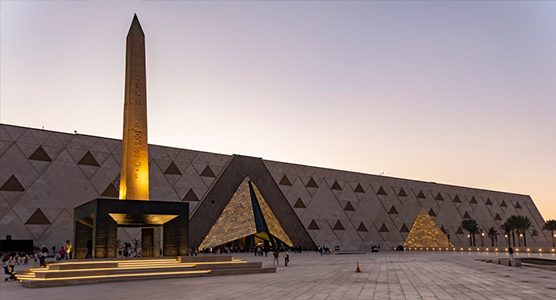 Fachada del Grand Egyptian Museum en El Cairo, símbolo del renacimiento cultural de Egipto.