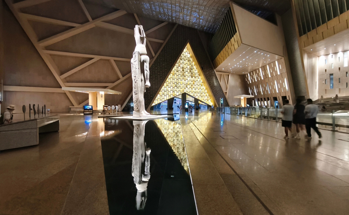 Hall principal del Grand Egyptian Museum en El Cairo, un espacio que introduce al visitante en la historia del antiguo Egipto.