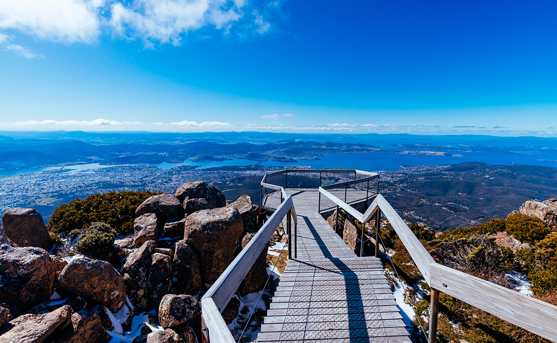 Mirador del Monte Wellington (Kunanyi) con vistas panorámicas sobre Hobart, el río Derwent y los paisajes naturales de Tasmania.