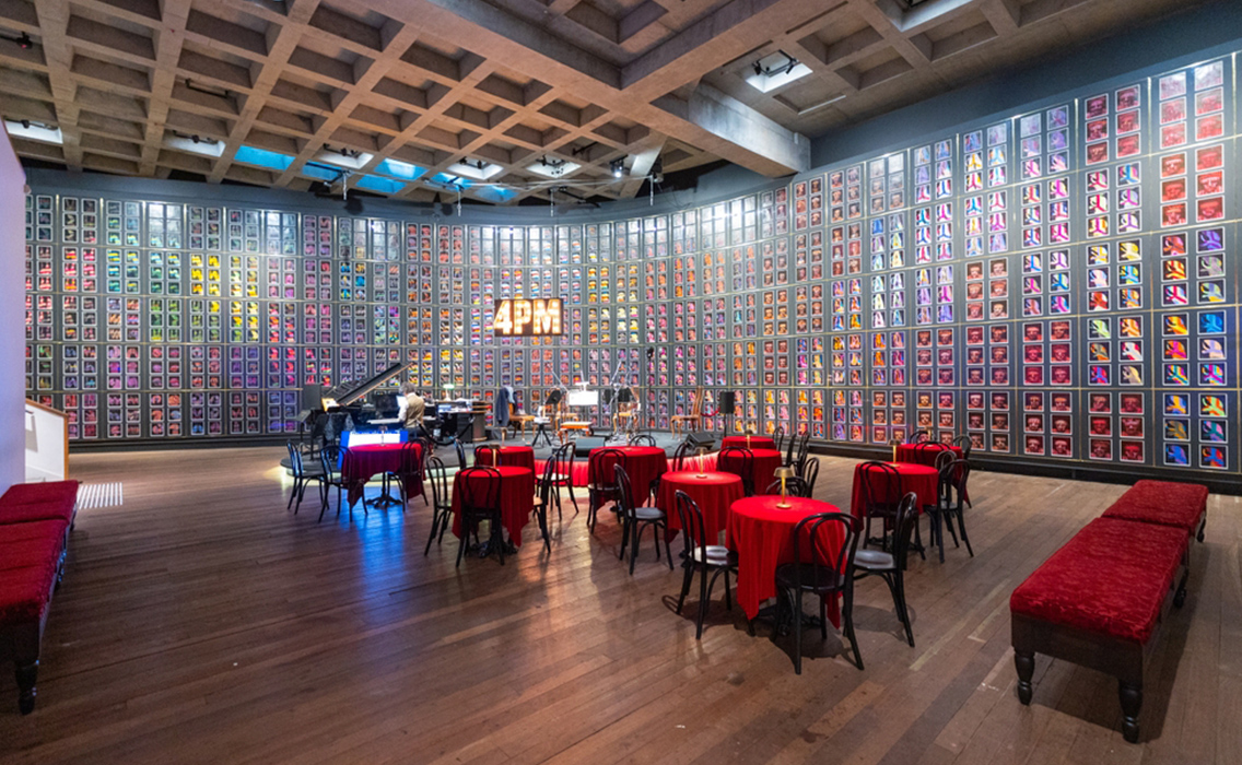 Interior del museo MONA en Hobart, Tasmania, un espacio de arte contemporáneo que revela la faceta más cultural de Australia.