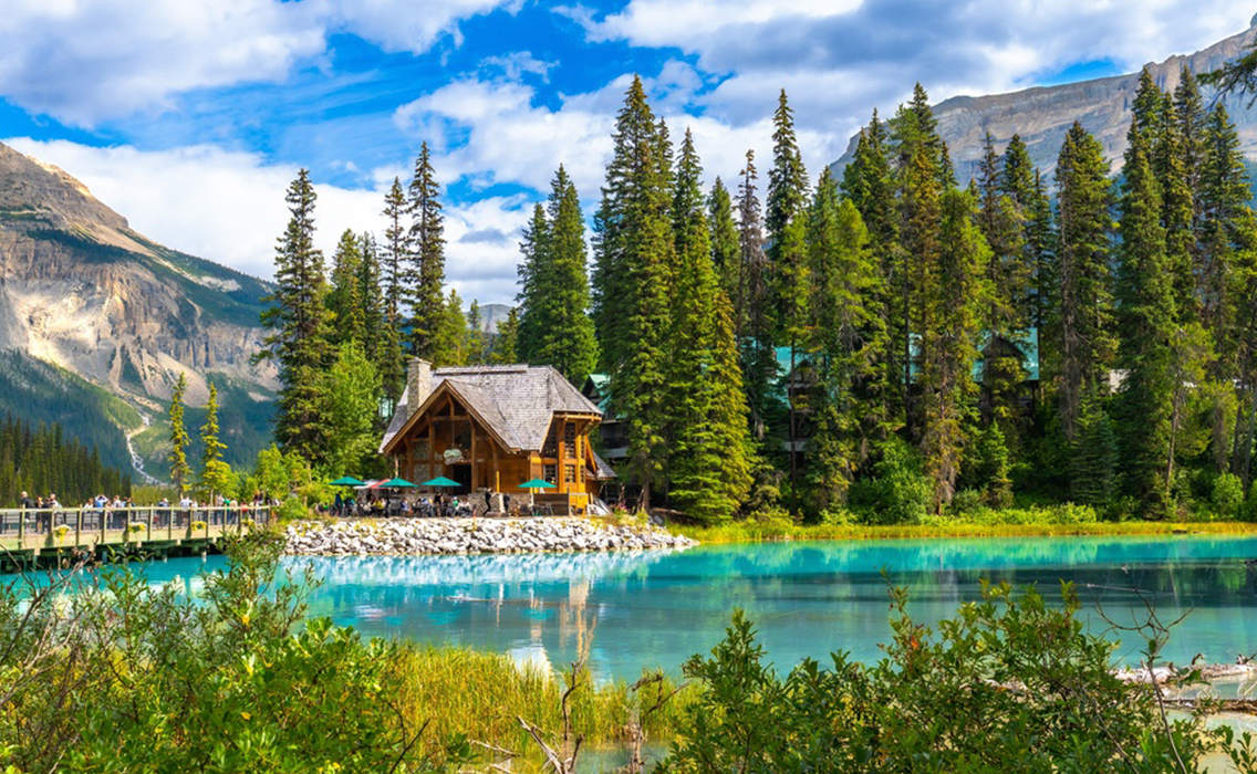 Cabaña de madera en el Parque Nacional Yoho, rodeada de montañas y bosques de la Columbia Británica, en el corazón de las Rocosas canadienses.