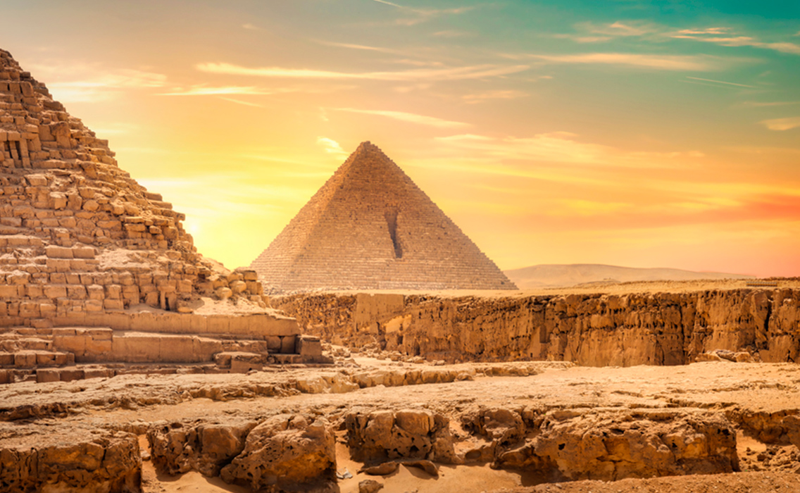 Pirámides de Guiza al atardecer, uno de los grandes iconos del antiguo Egipto y visita imprescindible en cualquier viaje cultural.