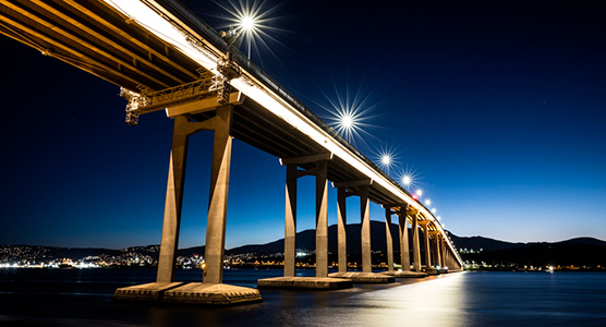 Puente Tasman iluminado sobre el río Derwent en Hobart, Tasmania, una imagen icónica de la Australia más auténtica y exclusiva.