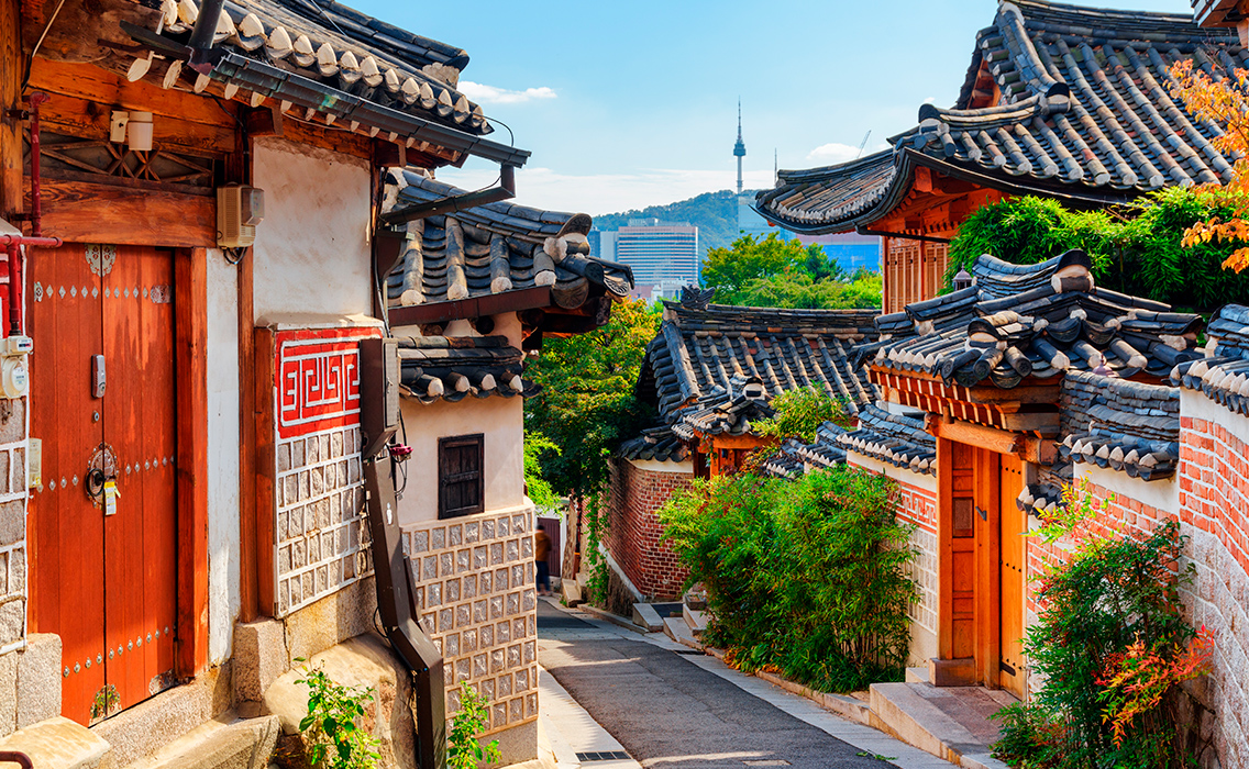 Calle estrecha entre casas tradicionales coreanas hanok en Bukchon Hanok Village, uno de los barrios históricos de Seúl, Corea del Sur.