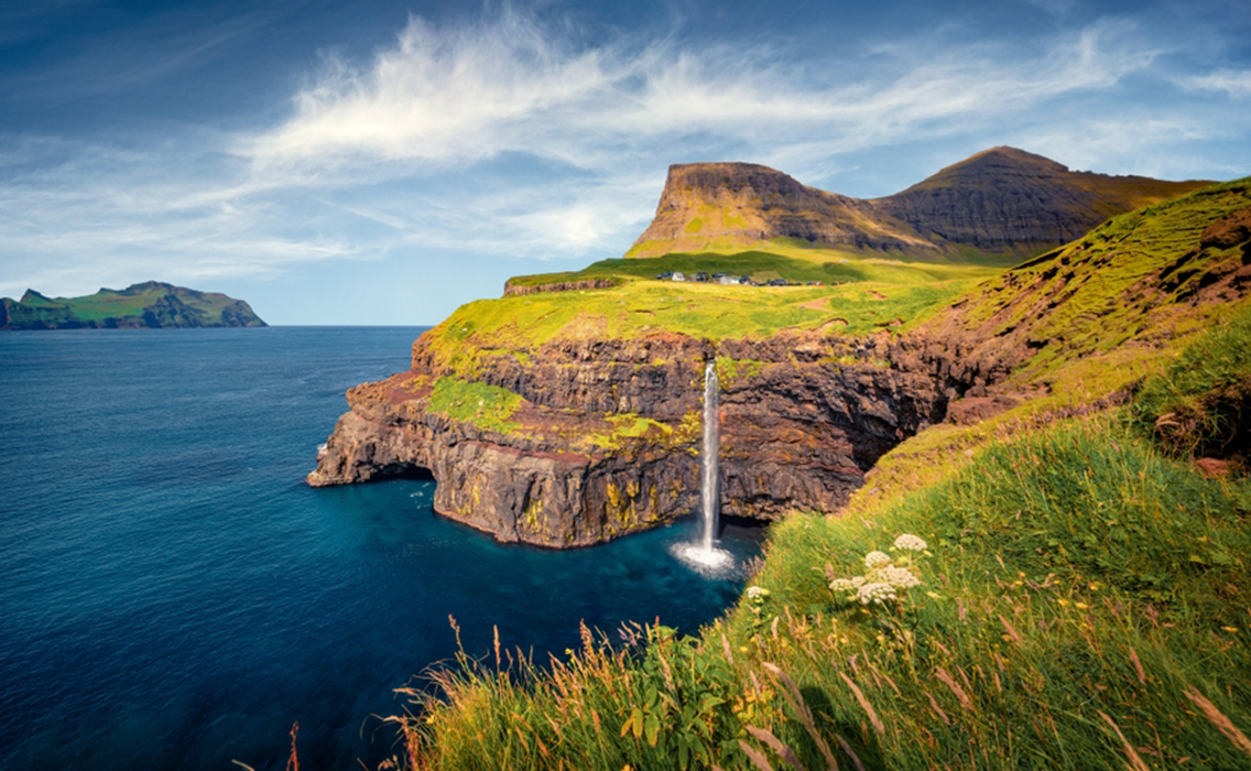 Cascada Múlafossur junto al pueblo de Gásadalur en la isla de Vágar, un paisaje espectacular de verano en las Islas Feroe.