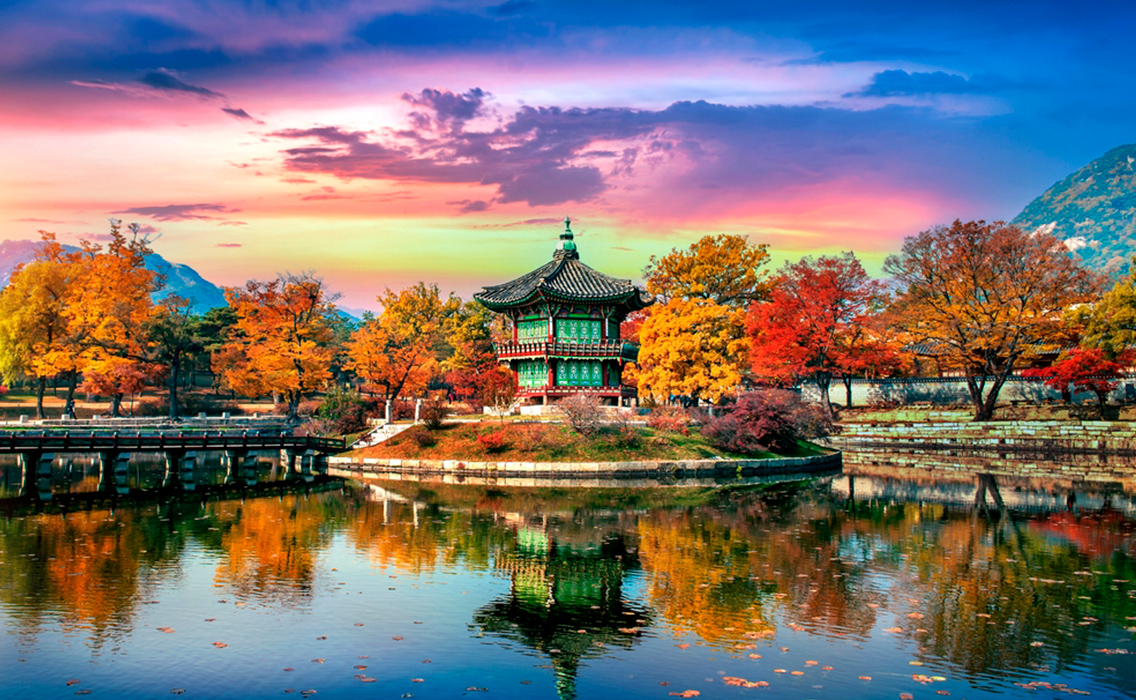 Palacio Gyeongbokgung en otoño, rodeado de árboles de colores en el corazón de Seúl, Corea del Sur.