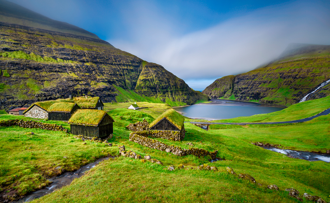 Pueblo de Saksun entre montañas y paisajes verdes en la isla de Streymoy, durante un viaje a medida por las Islas Feroe.