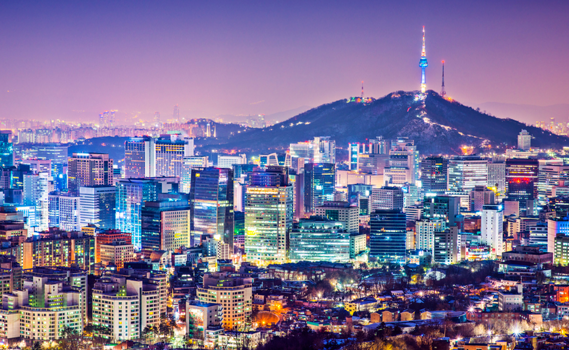 Skyline de Seúl iluminado por la noche, con los rascacielos y luces de la moderna capital de Corea del Sur.