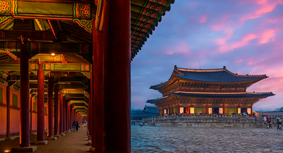 Palacio Gyeongbokgung iluminado por la noche en Seúl, una experiencia imprescindible en un viaje de lujo a Corea del Sur.
