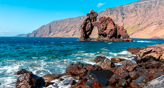 Piedras volcánicas junto al Roque de la Bonanza en la bahía de Las Playas, El Hierro, un paisaje único para un viaje de lujo a medida.