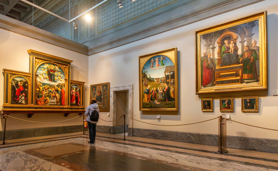 Mujer contemplando obras de arte en una sala de los Museos Vaticanos durante una visita privada en un viaje cultural a medida.