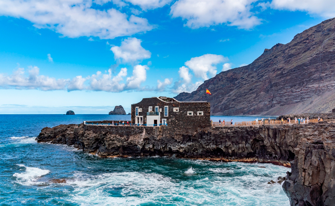 Hotel Punta Grande en Las Puntas, La Frontera, frente al Atlántico y bajo las montañas del Valle de El Golfo, en El Hierro.