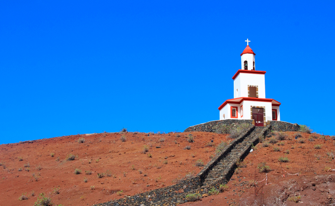 Torre de la iglesia de Joapira en El Hierro, Canarias, entre el paisaje volcánico y la arquitectura tradicional de la isla.